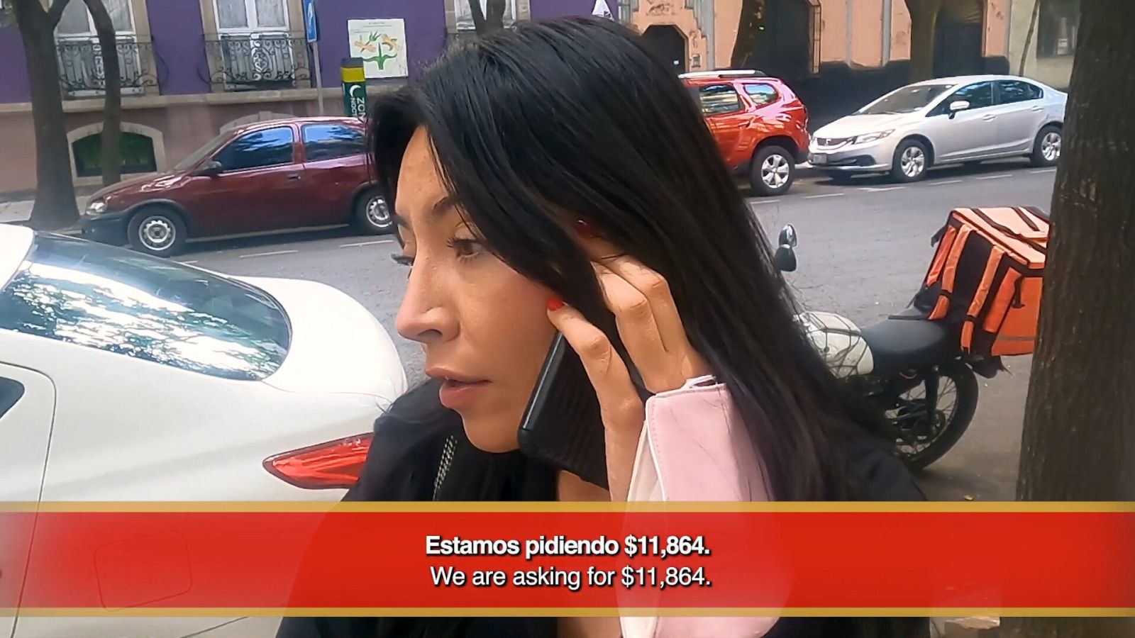 spanish phone call conversation on the street