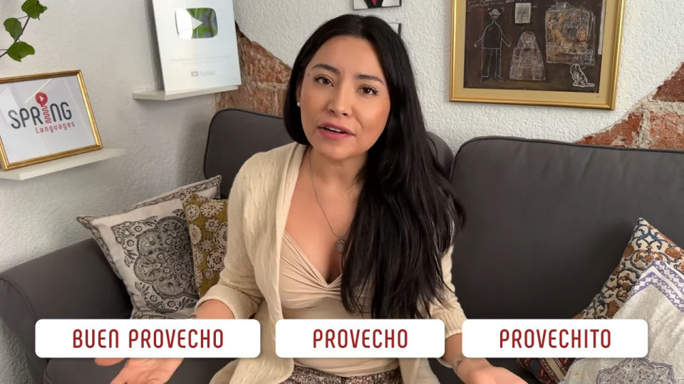 female teacher giving examples on how to be polite in spanish